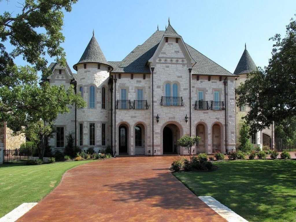 Enjoying the Popular Farmhouse Décor with French Style Architecture